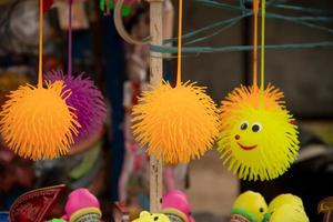 jouets pour enfants en caoutchouc vendus par des marchands ambulants. photo