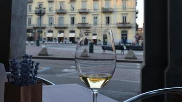 Italie: vin blanc, fleurs de lavande et bâtiment ancien, Turin photo