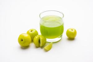 jus de groseille ou d'amla frais ou jus de phyllanthus emblica ou d'avla photo