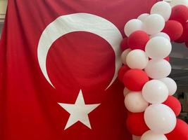 drapeau turc et ballons, décorations du jour de la dinde dans un restaurant café bar établissement de restauration pour des vacances dans un hôtel dans une station balnéaire du sud des pays tropicaux chauds de l'est photo