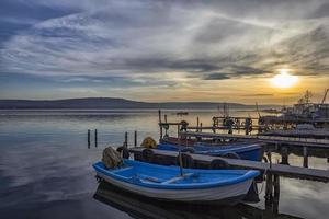 coucher de soleil passionnant sur le port avec des bateaux photo