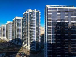 vue sur le nouveau magnifique complexe résidentiel à partir de nouveaux bâtiments avec des maisons de construction panneau de cadre en béton monolithique gratte-ciel à plusieurs étages de la grande ville de la métropole photo