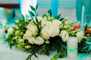 cérémonie de mariage. arche de mariage, décorée de diverses fleurs fraîches photo