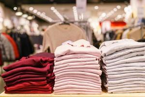 pile de t-shirts colorés. couches de tissu multicolore. pile de couleurs photo