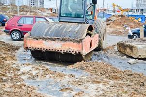 une grande patinoire industrielle de construction puissante pour la construction de routes asphaltées dans la boue photo