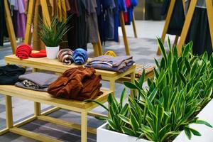 vêtements décontractés sur des étagères dans une boutique dans un centre commercial. achats et photo