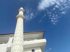grande et belle mosquée musulmane haute temple islamique pour les prières à dieu allah avec des tours de haute religion dans les pays de l'est tropical chaud station du sud photo