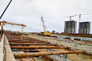 un chantier de construction avec des équipements professionnels spécialisés et des grues lors de la construction d'une ligne moderne de la station de métro souterraine dans la grande ville de la métropole photo