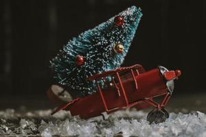 décoration d'arbre de noël sur un jouet d'avion photo