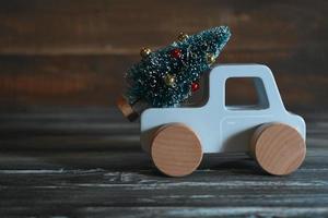 Ornements d'arbre de Noël sur petite voiture photo