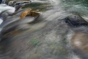 photo de paysage indonésien avec cascade le matin et belle forêt tropicale verte