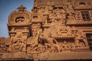 le grand temple de tanjore ou temple brihadeshwara a été construit par le roi raja raja cholan à thanjavur, tamil nadu. c'est le temple le plus ancien et le plus haut d'inde. ce temple inscrit au patrimoine de l'unesco