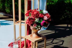 cérémonie de mariage. arche de mariage, décorée de diverses fleurs fraîches photo