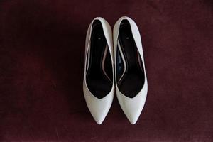 mariages chaussures blanches vue de face photo