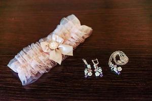 bijoux en diamant de pierre carrée sur la table photo