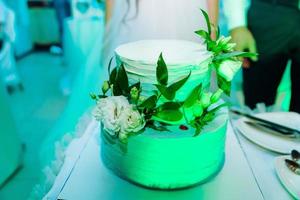 gâteau de mariage blanc décoré de fleurs fruits photo