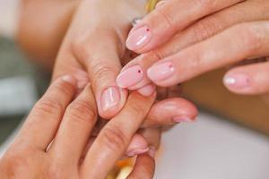 femme bénéficiant d'un soin spa manucure dans un salon de beauté photo