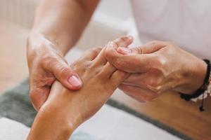 femme appréciant le massage des mains au salon de beauté photo