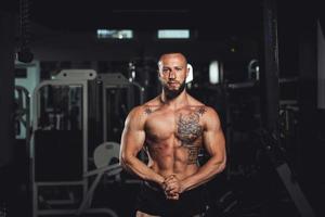homme de fitness montrant ses muscles à la salle de gym photo