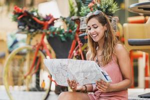 femme avec une carte explorant une ville étrangère tout en profitant des vacances d'été photo