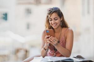 femme s'amusant tout en profitant des vacances d'été photo