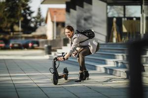 rien ne vous fait économiser de l'argent et du temps comme faire du scooter pour aller au travail photo