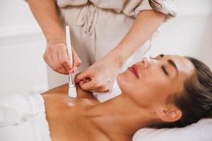 femme recevant un masque facial au salon de beauté photo