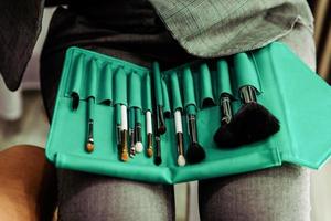 espace de travail visagiste professionnel. outils de maquillage. photo