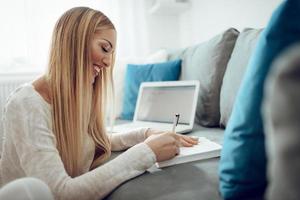 étudiante apprenant à la maison photo