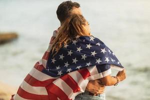 couple avec nous drapeau national photo