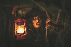 sorcière avec lanterne allumée photo