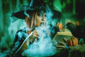 la sorcière prépare une potion magique photo