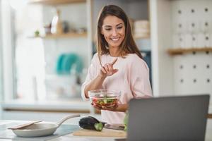 rien n'évoque mieux la maison qu'un repas sain photo