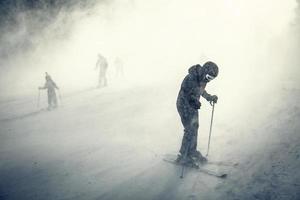 snowboarder dans la neige photo