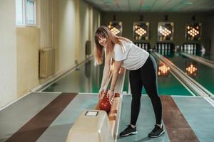 jeune femme dans un bowling photo