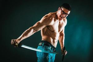 bel homme posant avec katana photo