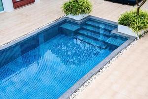 piscine avec vue jardin au resort. photo