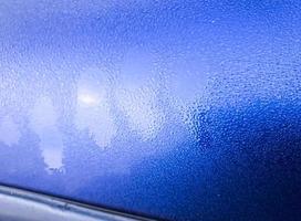 croûte de glace sur une voiture bleue photo