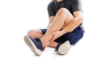 les hommes ou les femmes âgés ou les jeunes ont des problèmes de genoux, de chevilles, de douleurs articulaires, d'arthrite et de tendons. douleur musculaire induite par l'exercice due à la goutte et à l'acide urique isolée sur fond blanc photo