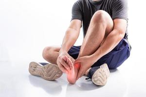 les hommes ou les femmes âgés ou les jeunes ont des problèmes de genoux, de chevilles, de douleurs articulaires, d'arthrite et de tendons. douleur musculaire induite par l'exercice due à la goutte et à l'acide urique isolée sur fond blanc photo