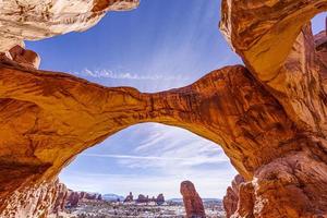 photo panoramique des merveilles naturelles et géologiques du parc national des arches dans l'utah en hiver