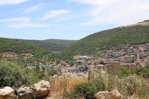 paysage dans une petite ville du nord d'israël. photo