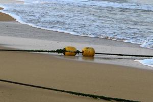 corde de chanvre avec des bouées sur la plage de la ville photo