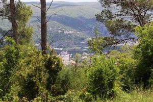 paysage dans une petite ville du nord d'israël. photo