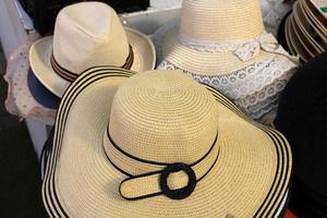 un chapeau de femme est vendu dans une boutique en israël. photo