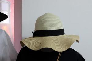 un chapeau de femme est vendu dans une boutique en israël. photo