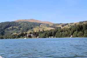 une vue sur le lac windermere au soleil d'été photo