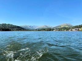 une vue sur le lac windermere au soleil d'été photo