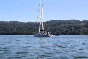 windermere au royaume-uni en 2022. vue sur les bateaux sur le lac windermere photo