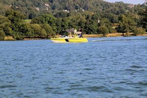 windermere au royaume-uni en 2022. vue sur les bateaux sur le lac windermere photo